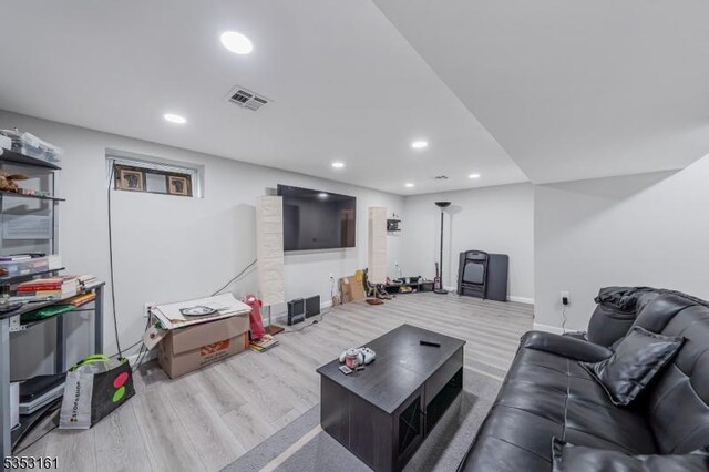 living room featuring recessed lighting, baseboards, visible vents, and wood finished floors