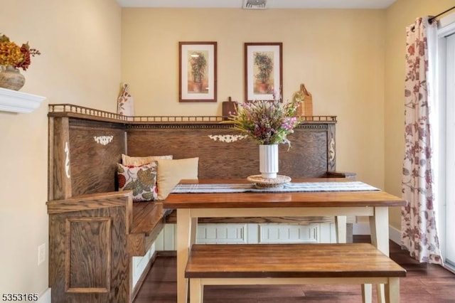 dining room featuring visible vents, wood finished floors, and baseboards
