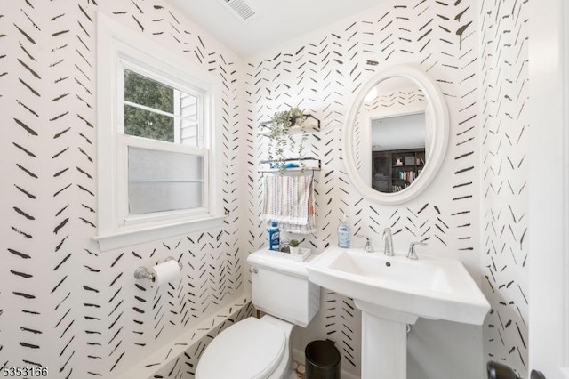 1077 Allenwood Dr, Plainfield City, NJ 07060 - bathroom with visible vents and toilet