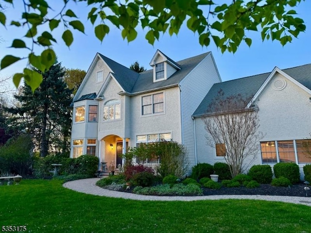 view of front of property featuring a front lawn