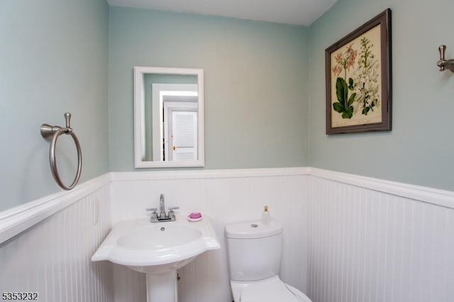 2252 Daniel Bray Hwy, Kingwood Twp, NJ 08559 - bathroom with toilet, wainscoting, a sink, and a decorative wall