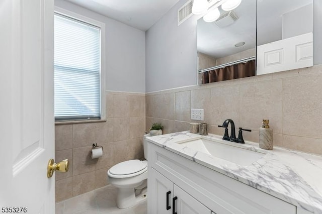 full bathroom featuring a healthy amount of sunlight, toilet, and visible vents