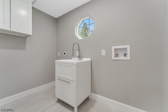 washroom with light wood finished floors, electric dryer hookup, hookup for a washing machine, and baseboards