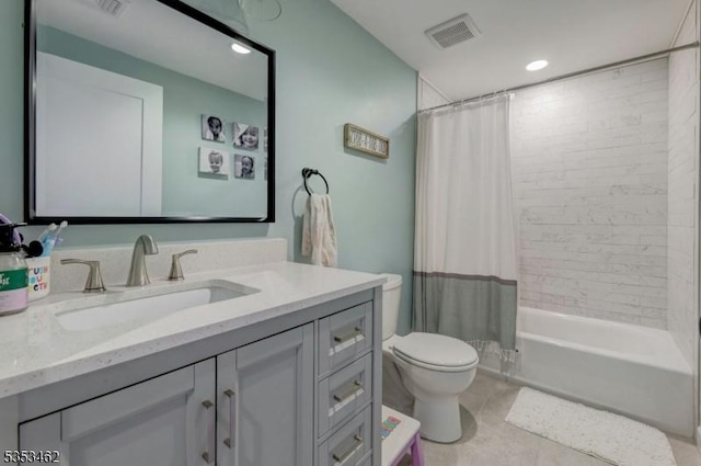 full bath with visible vents, shower / tub combo with curtain, vanity, toilet, and recessed lighting