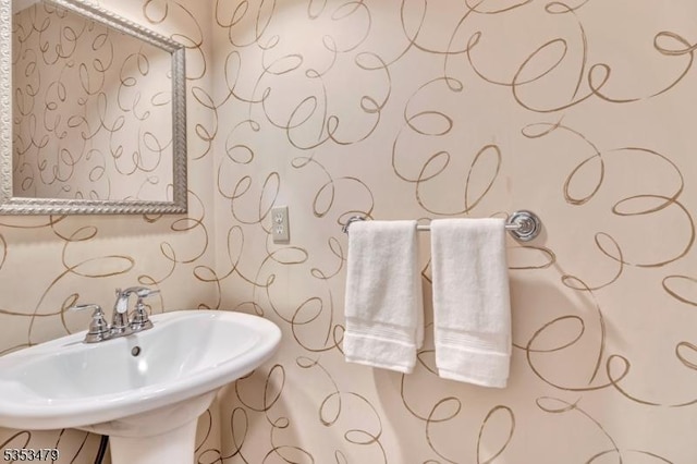 bathroom featuring a sink