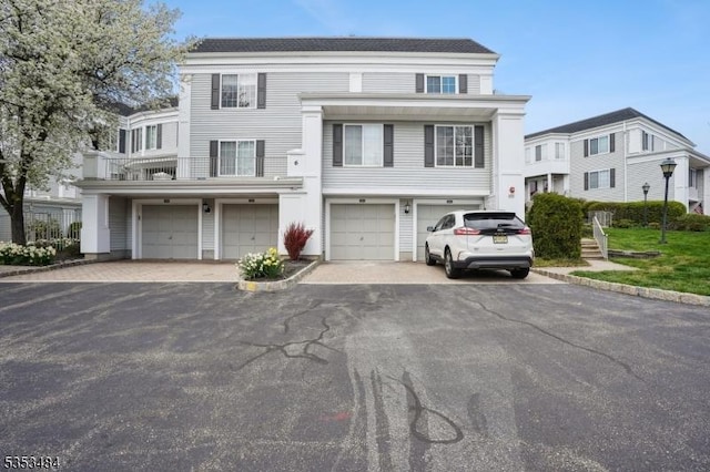 view of front of house featuring an attached garage and driveway