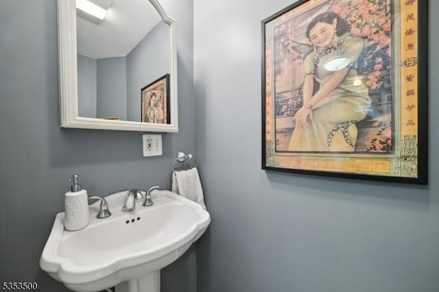 bathroom featuring a sink