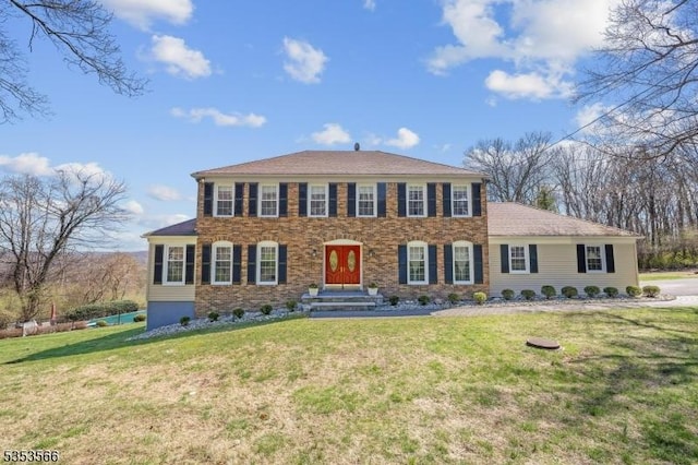 colonial inspired home featuring a front yard