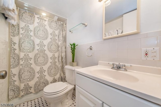 bathroom featuring a shower with curtain, tile walls, vanity, and toilet
