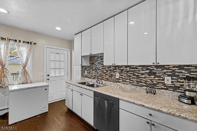 kitchen featuring decorative backsplash, a sink, dark wood-style flooring, dishwasher, and refrigerator