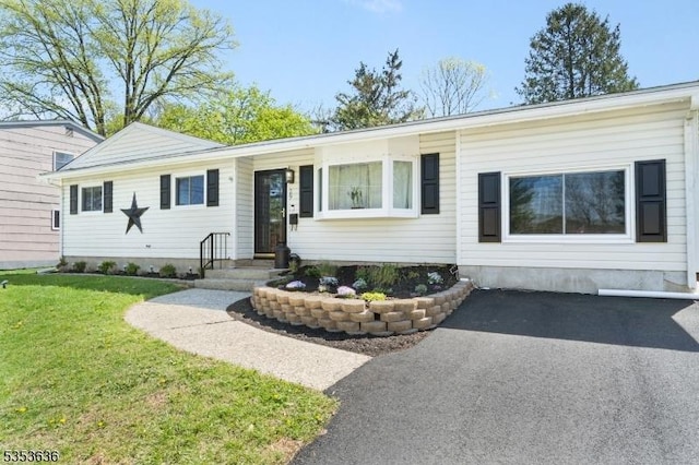 single story home featuring a front yard
