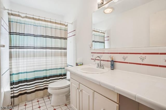full bath featuring vanity, toilet, and shower / tub combo with curtain
