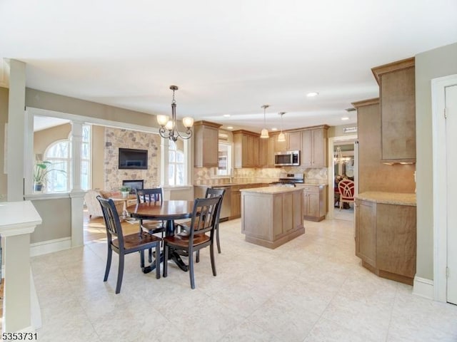dining area featuring recessed lighting, a notable chandelier, and baseboards