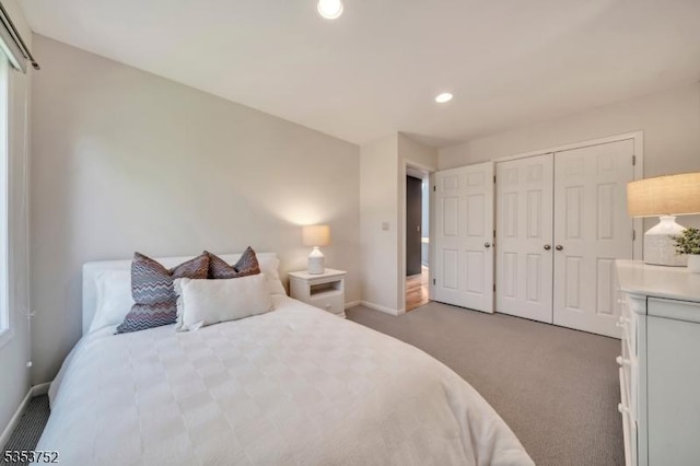 bedroom with carpet flooring, recessed lighting, baseboards, and a closet