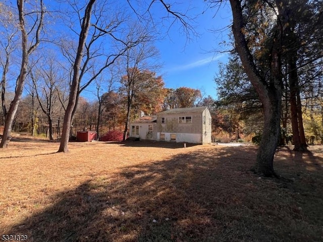 view of yard with an outdoor structure