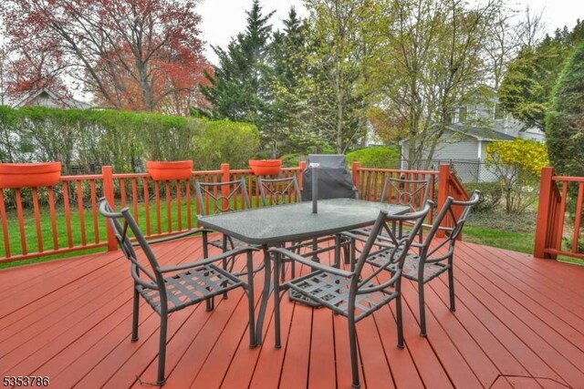 deck with fence and outdoor dining space