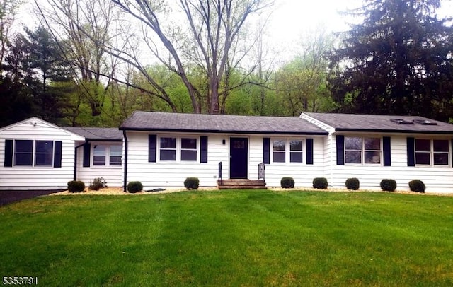 ranch-style home featuring entry steps and a front lawn