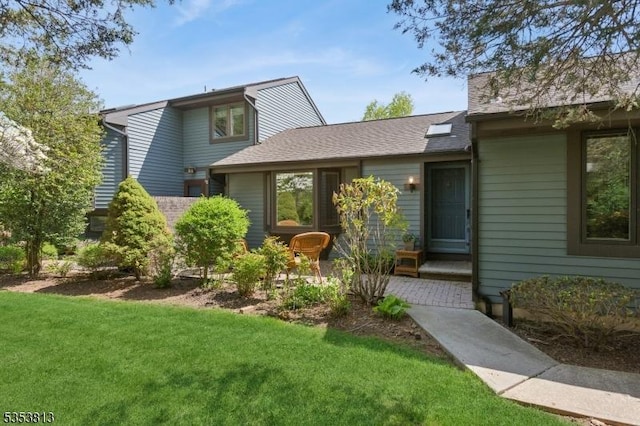 view of front of home featuring a front yard