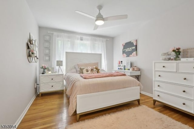 bedroom featuring light wood-style floors, baseboards, and ceiling fan