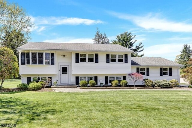 split foyer home featuring a front yard