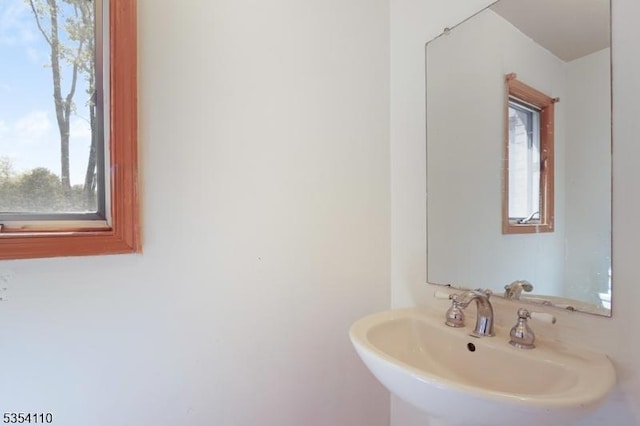 bathroom featuring a sink