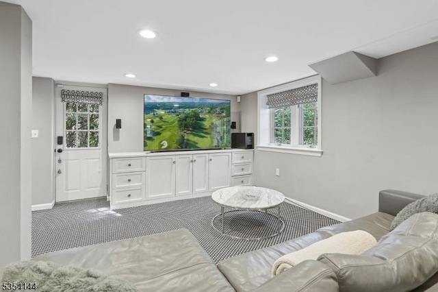 carpeted living room featuring a healthy amount of sunlight, baseboards, and recessed lighting