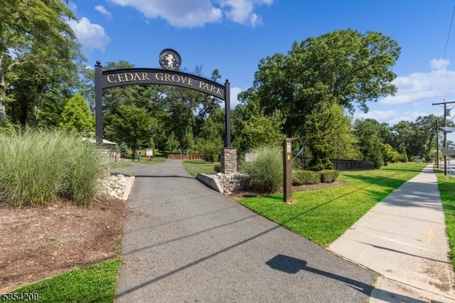 view of home's community featuring a yard
