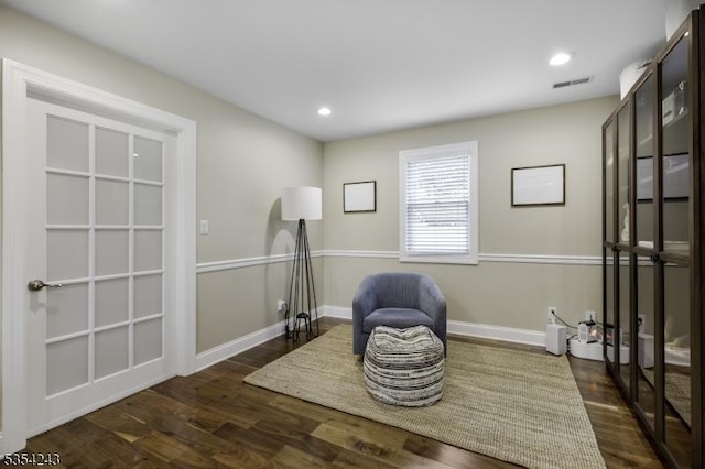 living area featuring recessed lighting, baseboards, dark wood-style floors, and visible vents