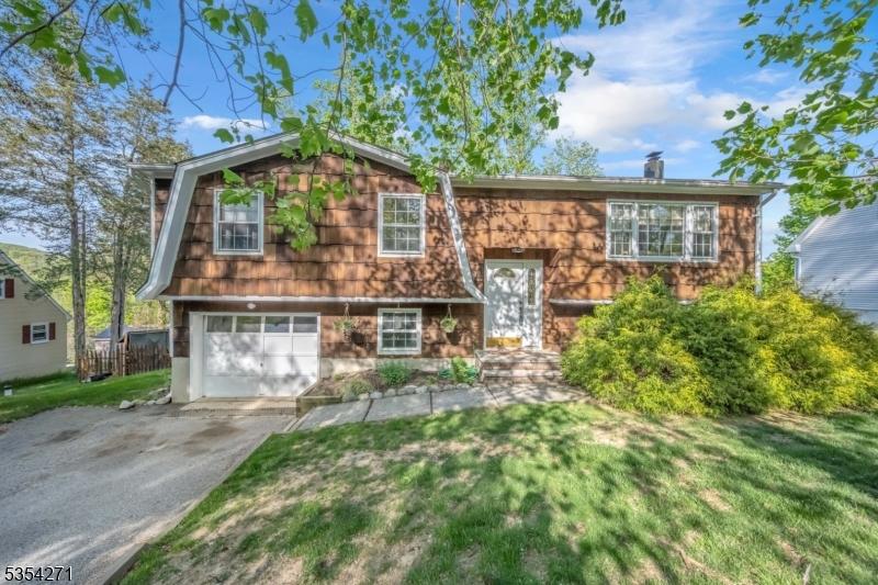 12 Fox Ledge Dr, Vernon Twp, NJ 07418 - bi-level home featuring an attached garage, driveway, and a front lawn