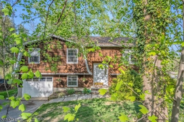 12 Fox Ledge Dr, Vernon Twp, NJ 07418 - bi-level home with driveway and a garage
