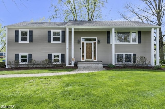 split foyer home featuring a front yard