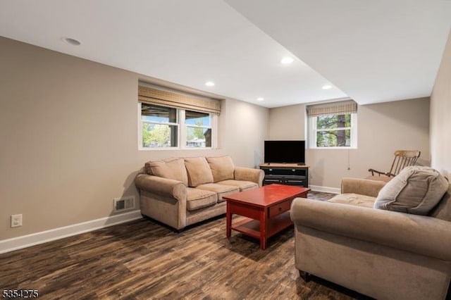 living area featuring dark wood-style flooring, baseboards, visible vents, and recessed lighting