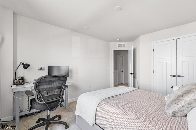 bedroom featuring carpet flooring, baseboards, visible vents, and a closet