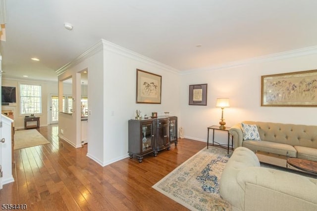 living room with crown molding, recessed lighting, baseboards, and hardwood / wood-style floors