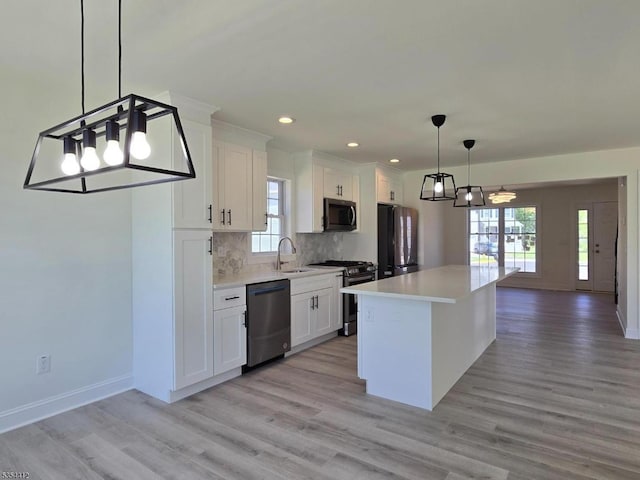 521 Parkwood Ct, Phillipsburg Town, NJ 08865 - kitchen with appliances with stainless steel finishes, a sink, light countertops, light wood-style floors, and baseboards