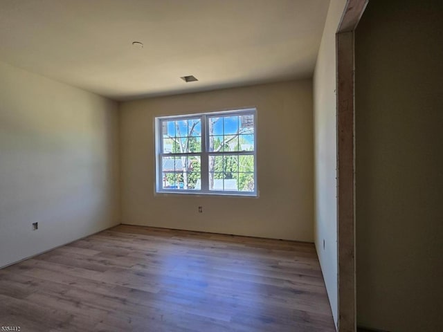 521 Parkwood Ct, Phillipsburg Town, NJ 08865 - empty room with wood finished floors