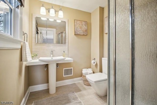 full bathroom with visible vents, tasteful backsplash, a stall shower, baseboards, and toilet