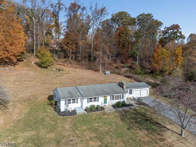 view of front of property featuring an attached garage, driveway, and a front yard