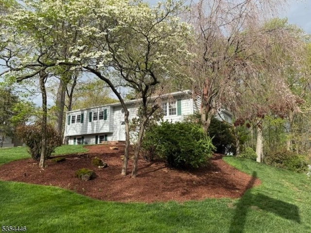 view of front facade featuring a front lawn