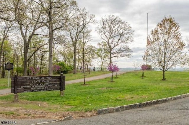 view of home's community featuring a lawn