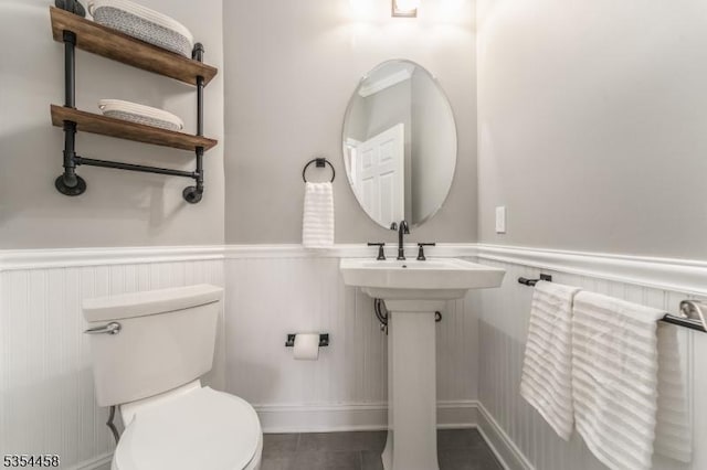 18 Higgins Farm Rd, Delaware Twp, NJ 08559 - half bath with wainscoting and toilet