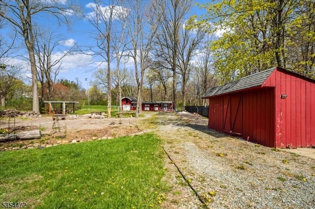 view of yard with an outdoor structure and a storage shed
