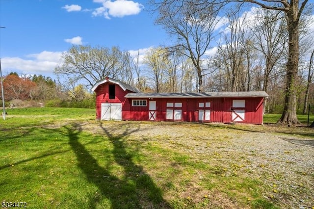 view of barn featuring a yard