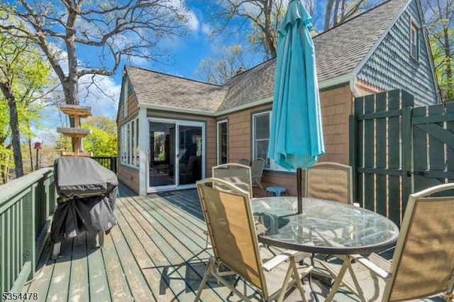 deck with fence and outdoor dining space