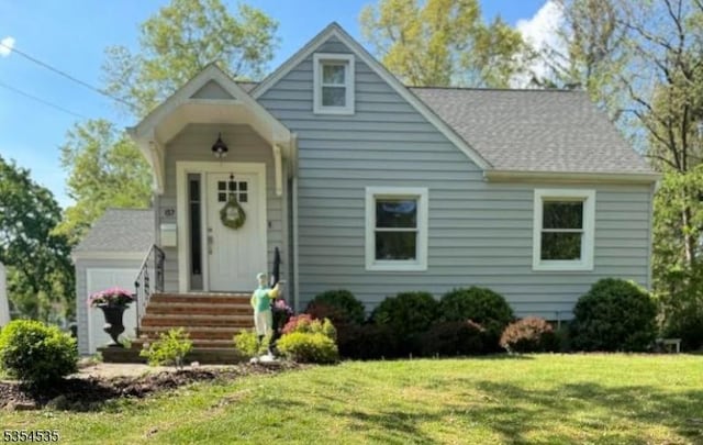 bungalow-style house featuring a front lawn and a shingled roof