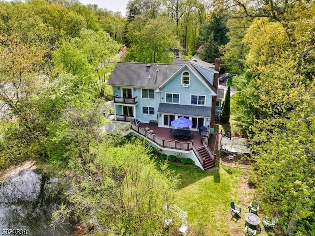 birds eye view of property featuring a forest view