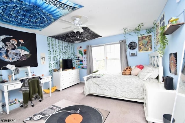 carpeted bedroom featuring a ceiling fan