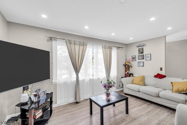 living area featuring light wood-type flooring, recessed lighting, and baseboards