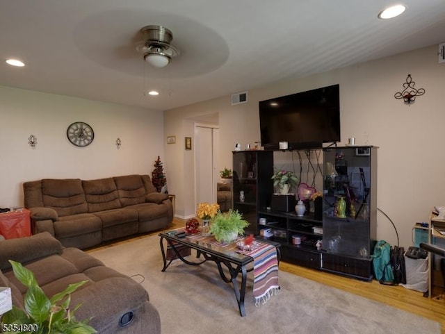 living area with a ceiling fan, visible vents, recessed lighting, and wood finished floors