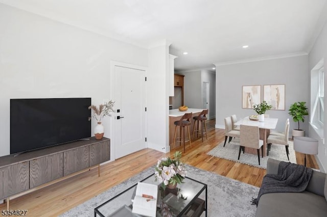 living area featuring crown molding, recessed lighting, light wood-style floors, and baseboards